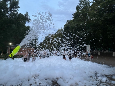 Вчера в лагере « Патриот» прошла  пенная вечеринка. Это было очень интересное и увлекательное мероприятие! Улыбки и смех не сходили с детских лиц! Пенная вечеринка наполнила детей яркими впечатлениями и позитивом!