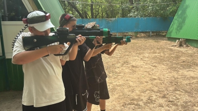 Воспитанники лагеря &quot;Патриот&quot;стали участниками военно - тактической игры &quot;Лазертаг&quot;. Военно-тактическая игра в лазертаг, играет исключительно важную развивающую роль для детей самой разной возрастной категории. Играя в лазертаг, ребёнок развивает целый комплекс различных способностей и качеств. Лазертаг – это военно-тактическая игра, а значит ребёнок, который в неё играет, всегда воспитывает свои боевые качества, решительность, ответственность за поступки. Важным формируемым в ходе игр является работа в команде, в коллективе единомышленников, чувствуя плечо товарища в ходе боя.Нашим ребятам очень понравился дух соревнования, они получили заряд позитивных эмоций.